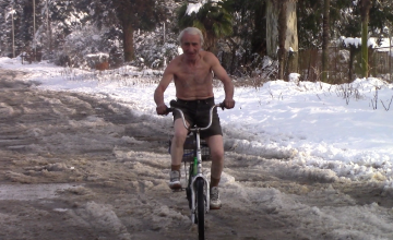 ვინ არის ზუგდიდის თოვლიან ქუჩებში მოსეირნე ბაბუ (ვიდეო)