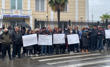 ზუგდიდის სასამართლოსთან მიხეილ სააკაშვილის გათავისუფლების მოთხოვნით აქცია მიმდინარეობს