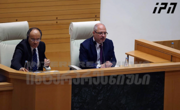 საქართველოს პარლამენტში რუსი დეპუტატი ასამბლეას პარლამენტის თავმჯდომარის ადგილიდან უძღვება