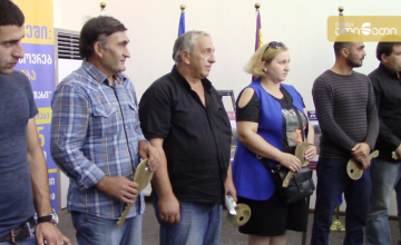 ზუგდიდის გამგებელმა სოციალურად დაუცველებს სახლის სიმბოლური გასაღებები 4 თვით ადრე გადასცა (ვიდეო)