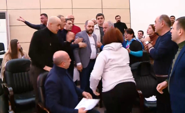 "არა რუსულ კანონს" - ზუგდიდის საკრებულოს კომისიის სხდომაზე ხმაური და დაპირისპირება იყო