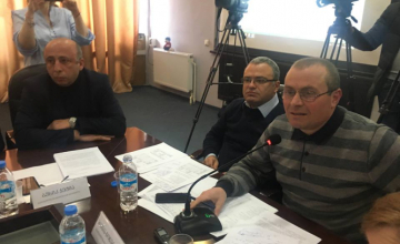 ოპოზიციონერი დეპუტატები ზუგდიდის მერის მოვალეობის შემსრულებელს დაუპირისპირდნენ