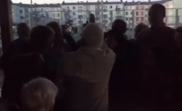 "მალე ჩამოდი" - ზუგდიდში მცხოვრებ დევნილებს მიხეილ სააკაშვილი სკაიპით ჩაერთო