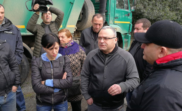 საკრებულოს თავმჯდომარე გარემოვაჭრეებს: ეჭვი მიჩნდება, რომ ეს ყველაფერი მართვადია (ვიდეო)