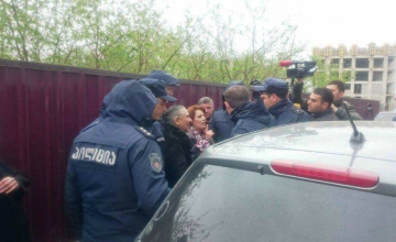 ზუგდიდში დევნილებისთვის ბინების გადაცემა აქციის ფონზე მიმდინარეობს (ვიდეო)