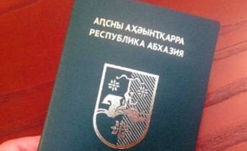 სოხუმის "საპასპორტოს" ინსპექტორს რუსეთის მოქალაქეზე "აფხაზური პასპორტის" უკანონოდ გაცემას ედავებიან