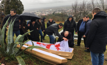 ოკუპირებულ გალში გარდაცვლილი ირაკლი კვარაცხელია დაკრძალეს (ფოტო, ვიდეო) 