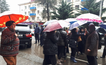 გარემოვაჭრეები ცენტრალური საავტომობილო გზის გადაკეტვას ცდილობენ 
