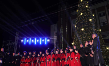 ზუგდიდის მთავარი ნაძვის ხე, ცენტრალურ მოედანზე საზეიმოდ აინთო
