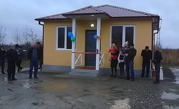 ზუგდიდის გამგეობამ სოციალურად შეჭირვებულ ოჯახებს ახლადაშენებული სახლები გადასცა