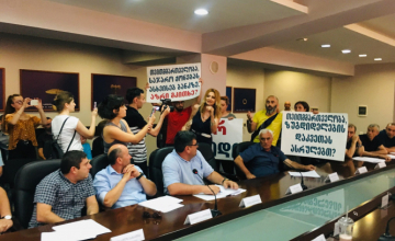 ზუგდიდის საკრებულოს სხდომა მოქალაქეების ნაწილმა პროტესტის ნიშნად დატოვა 