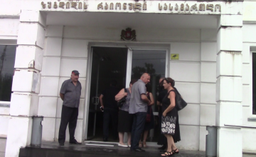 "ლენდოს" დაყაჩაღებაში ბრალდებულის პროცესს მაჟორიტარი დეპუტატი ესწრებოდა (ვიდეო)