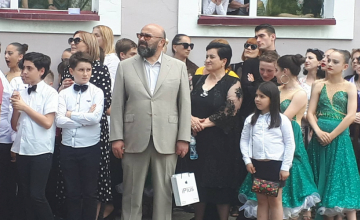 მიხეილ ხუბუტიამ ზუგდიდის პირველი სკოლის მოსწავლეებს ხაჭაპურები და ლიმონათები გაუგზავნა