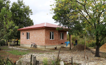   დევნილი ოჯახების საკუთრებაში არსებულ მიწის ნაკვეთებზე სახლების მშენებლობა მიმდინარეობს 