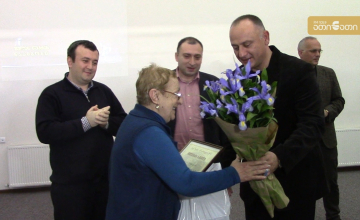 ზუგდიდის  თეატრის დაარსების დღე მსახიობებს მერიაში მიულოცეს (ვიდეო)