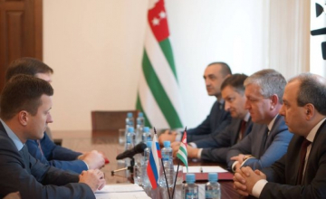 რუსეთი აფხაზეთში მცხოვრებ თავის მოქალაქეებს სადაზღვევო პოლისებს გადასცემს 