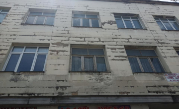 თვითმხილველი: ფოსტის შენობის ფანჯრიდან ჩამოვარდნილი მინა ბავშვებს ცოტათი ასცდა