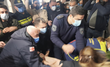 საკრებულოდან ყველა მოშიმშილე ძალის გამოყენებით გაიყვანეს