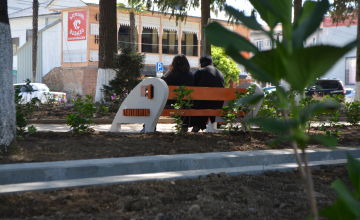 ზუგდიდის ბულვარში ახალი სკამების და სანაგვე ურნების მოწყობა მიმდინარეობს (ფოტო)