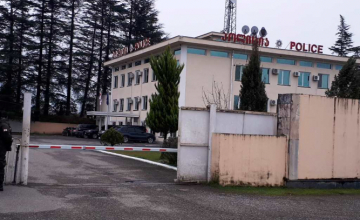 სამეგრელოში "ქურდული სამყაროს" წევრობის ბრალდებით დაკავებული ორი პირი დუმილის უფლებას იყენებს