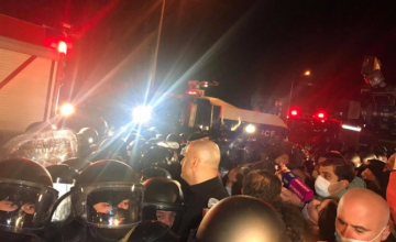 გუშინდელი დარბევის მიუხედავად, აქცია პარლამენტთან დღესაც გაიმართება