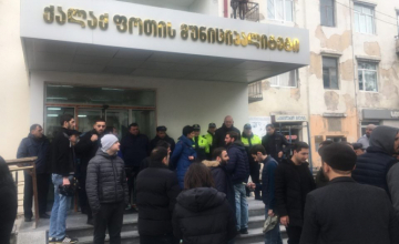 ფოთში მოძრაობა „გაბედეს“ წევრები მერიასთან აქციას მართავენ