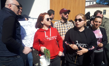 საქართველოს პრეზიდენტს ზუგდიდში "შეცვალეს" აქტივისტები ლობიოთი ხვდებიან (ვიდეო)