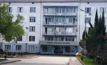 მოქალაქე ზუგდიდის საავადმყოფოს მორიგე ექიმს უყურადღებობაში ადანაშაულებს