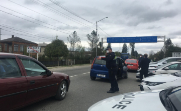 ზუგდიდში პოლიცია მანქანებში მგზავრების რაოდენობას აკონტროლებს