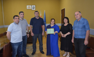 ჩხოროწყუს მერმა "მშვიდობისა და განვითარების აკადემიის" ხელმძღვანელს მადლობის სიგელი გადასცა