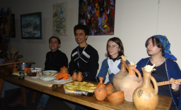 არტ-გალერეაში ეროვნული სამოსი და ქართული კერძები გამოიფინა (ვიდეო)