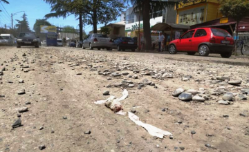 ზუგდიდში ასფალტიდან ანასხლეტი ქვა ქალს თავში  მოხვდა - რატომ ჭიანურდება რუსთაველის ქუჩაზე გზის რეაბილიტაცია 