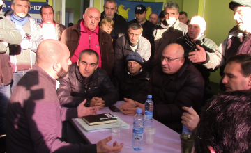 ზუგდიდში ფეხბურთის ფედერაციის წარმომადგენელს დაუპირისპირდნენ (ვიდეო)