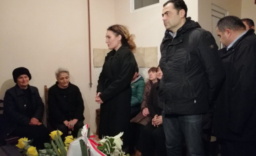 გუბერნატორმა ოკუპირებული ნაბაკევის სამხედრო ბაზაზე გარდაცვლილის ოჯახს მიუსამძიმრა