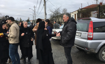 სასამართლოს ეზოში ბექა რუსიას ოჯახი დაკავებულის ახლობლებს დაუპირისპირდა (ვიდეო)