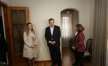 პრემიერმა ზუგდიდში საოჯახო სასტუმრო „თბილი სახლი“ მოინახულა