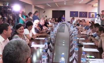 დეპუტატების ნაწილმა თინა ბოკუჩავაზე შეურაცხმყოფელი პოსტის ხსენებისას იცინა (ვიდეო)