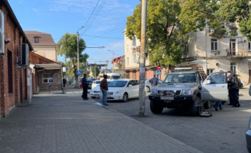 სოხუმში სროლის შედეგად ერთი ადამიანი დაჭრეს