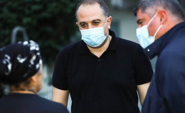 ირაკლი ჩიქოვანი კარდაკარის პრინციპით მოსახლეობას შარტავას და შენგელიას ქუჩაზე შეხვდა