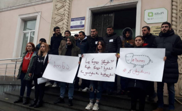 "შეცვალეს" წევრები ზუგდიდში მაჟორიტარი დეპუტატის ბიუროსთან აქციას მართავენ
