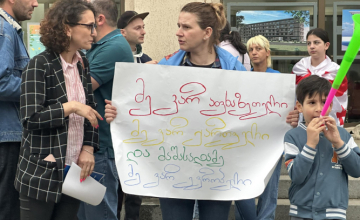 ზუგდიდის მერიასთან “აგენტების” კანონს კვლავ აპროტესტებენ (ფოტო)