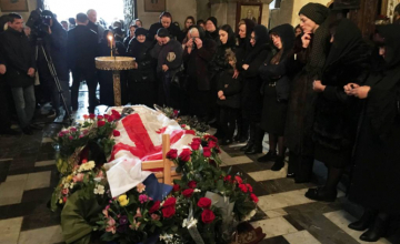ენმ-ის წევრებმა ირაკლი კვარაცხელიას ცხედარს სახელმწიფო დროშა გადააფარეს