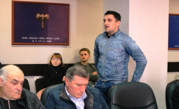 სტუდენტი საკრებულოს დეპუტატებს: თქვენი კამათი ჩვენს თვალში ცუდი საყურებელია (ვიდეო)