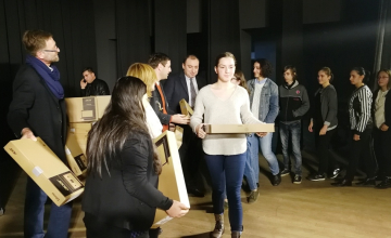 სამეგრელო-ზემო სვანეთის 251 წარჩინებულ მოსწავლეს კომპიუტერი გადაეცა (ვიდეო)