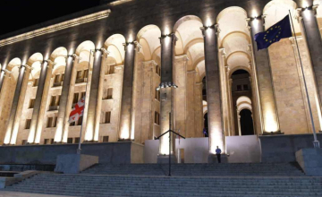 საქართველოში ყველა ადმინისტრაციულ შენობაზე სახელმწიფო დროშები დაშვებულია