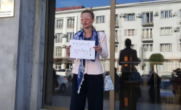 "ქაჯეთის ციხე" - ერთი აქტივისტის აქცია ზუგდიდის მერიასთან (ვიდეო)