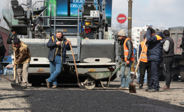 ქალაქ ზუგდიდში დაზიანებული გზის საფარის რეაბილიტაცია მიმდინარეობს (ფოტო)