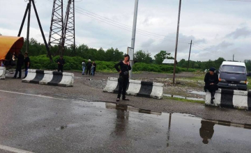 დაკავებული როგავების ოჯახის წევრი ენგურის ხიდზე სუს-ის წარმომადგენელს ელოდება