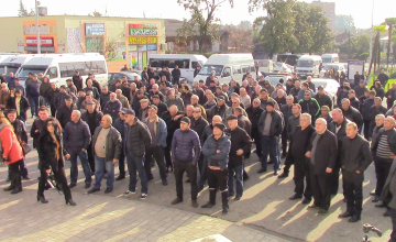 ზუგდიდში ავტობუსის მძღოლებმა საპროტესტო აქცია გამართეს (ვიდეო)