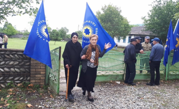 ამომრჩევლები „ქართული ოცნების“ დროშებს შორის(ფოტო)